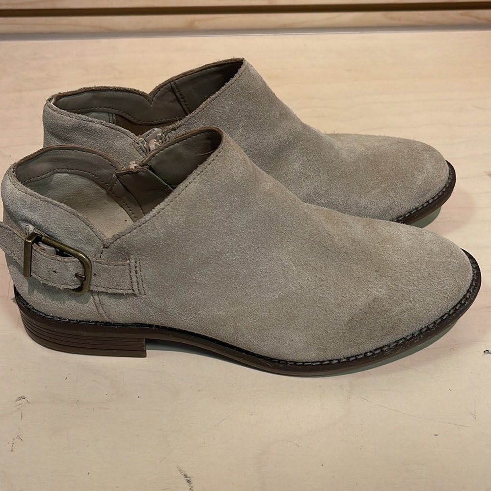 NEW!! Womenโs Clarks Camzin Pull Sand Suede Boot Size 8W